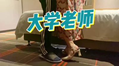 寻找刺激!大学老师与学生干柴烈火疯狂做爱!